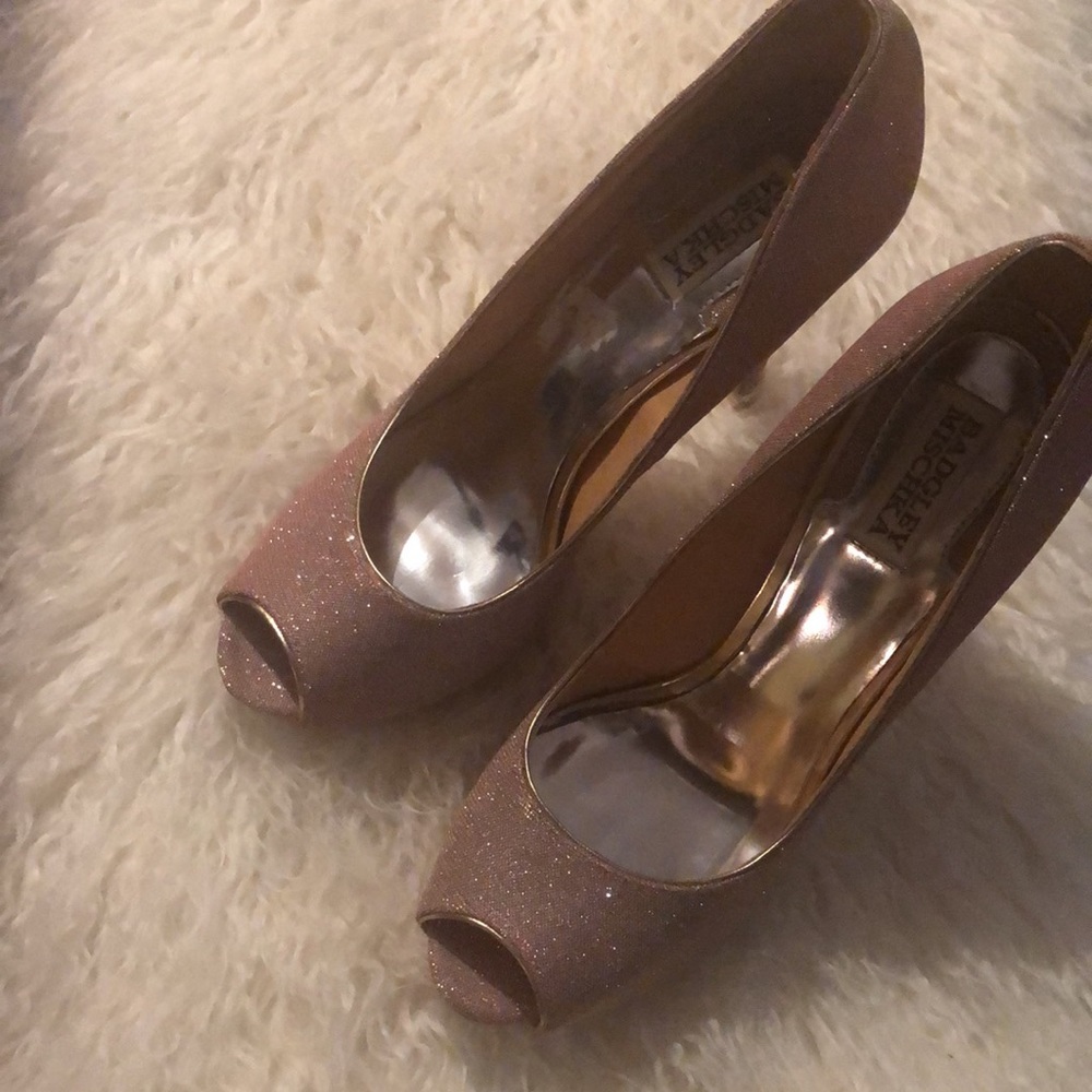 badgley mischka glitter pumps